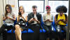 Onlinesucht: Teenager sitzen in der Bahn nebeneinander und schauen auf ihr Handy